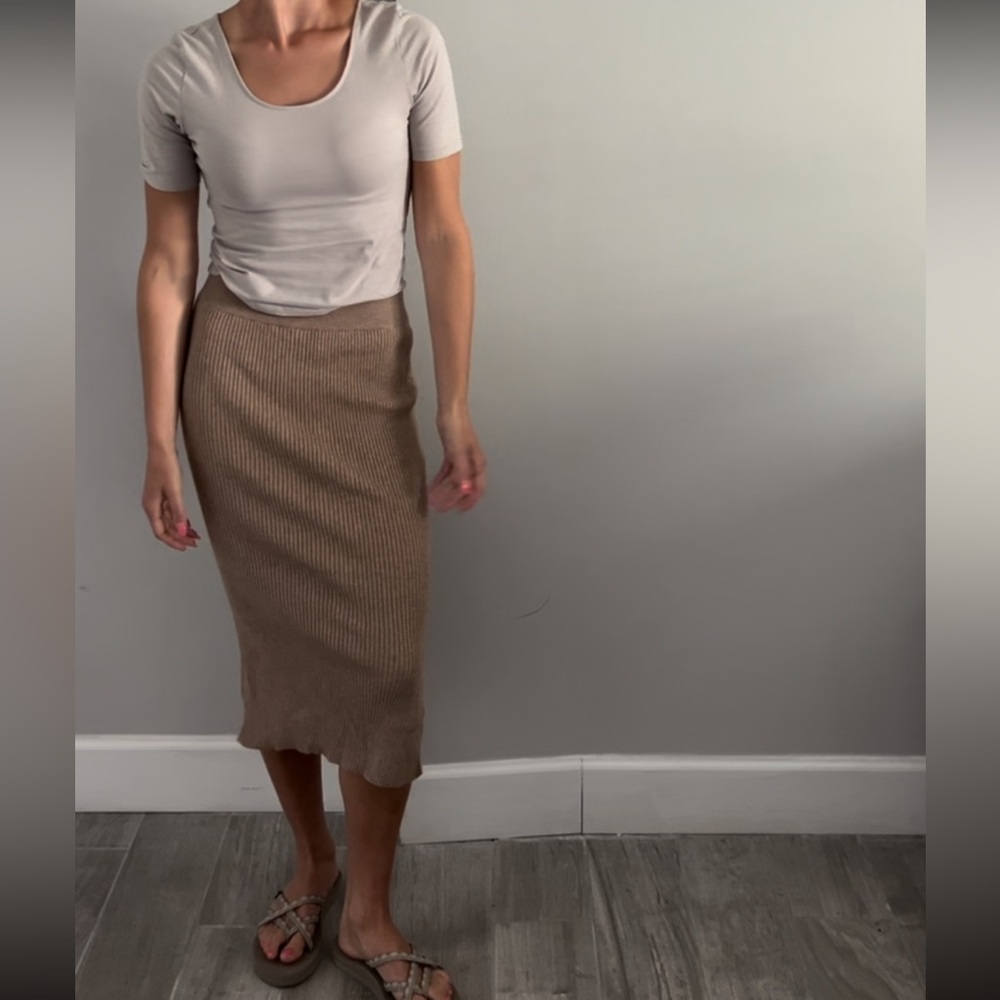 Stretchy ribbed midi skirt